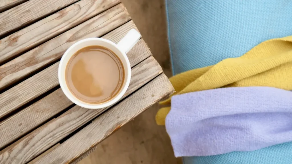Kaffekopp bredvid en person