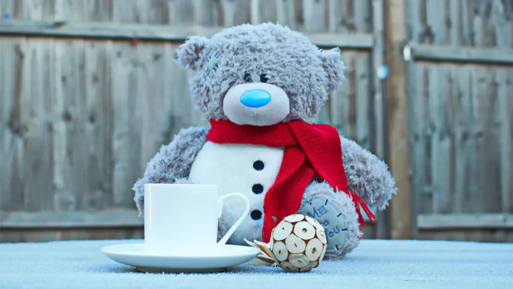 Nalle och en kaffekopp