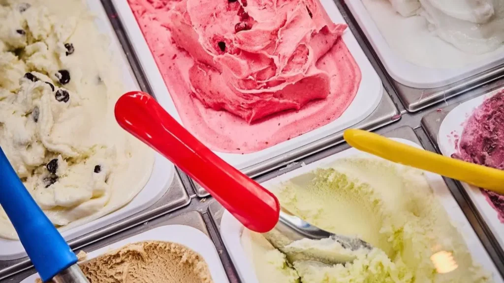 Olika sorter av glass samt skedar