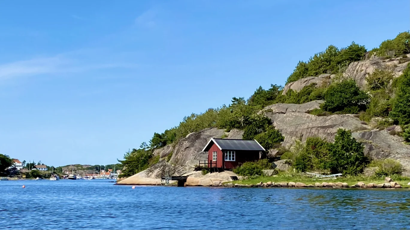 Inloppet till ett litet kustsamhälle i Bohuslän.