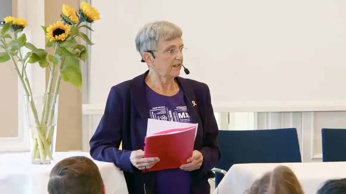 Kerstin står och pratar i mikrofon