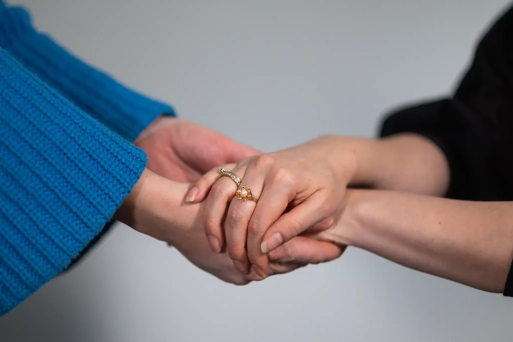 Två personer som håller varandra i händerna