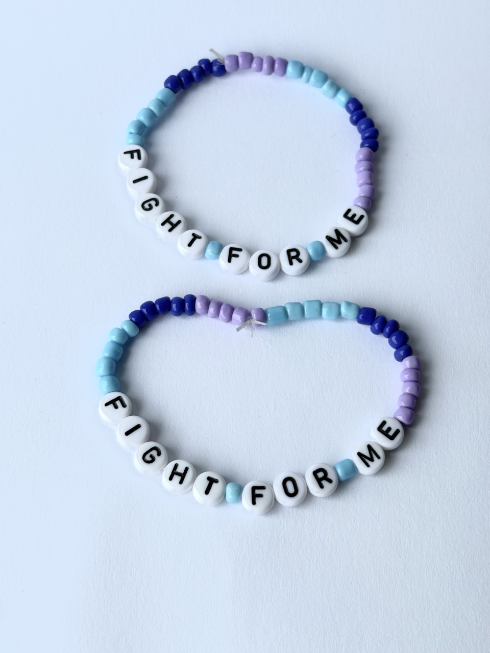 Två armband med text "Fight for ME"