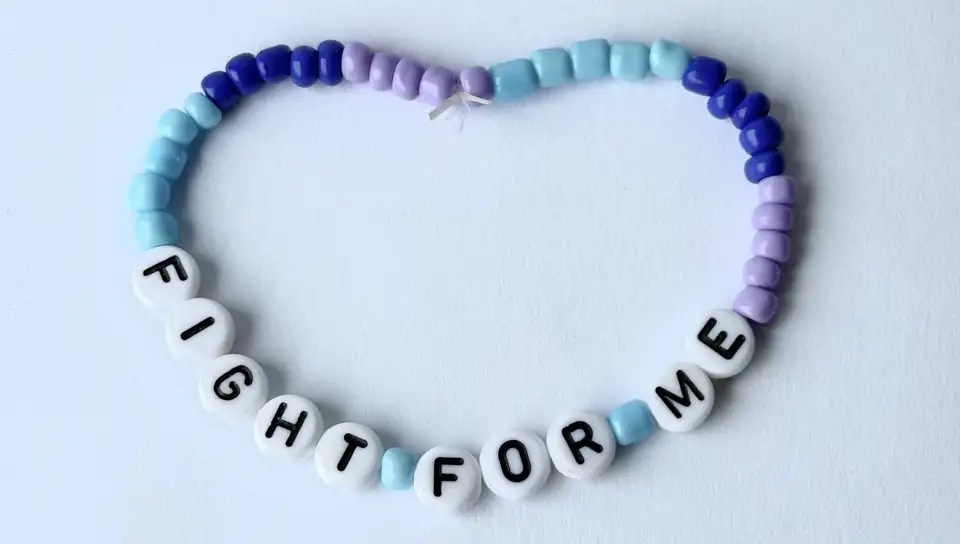 Armband med text "Fight for ME"