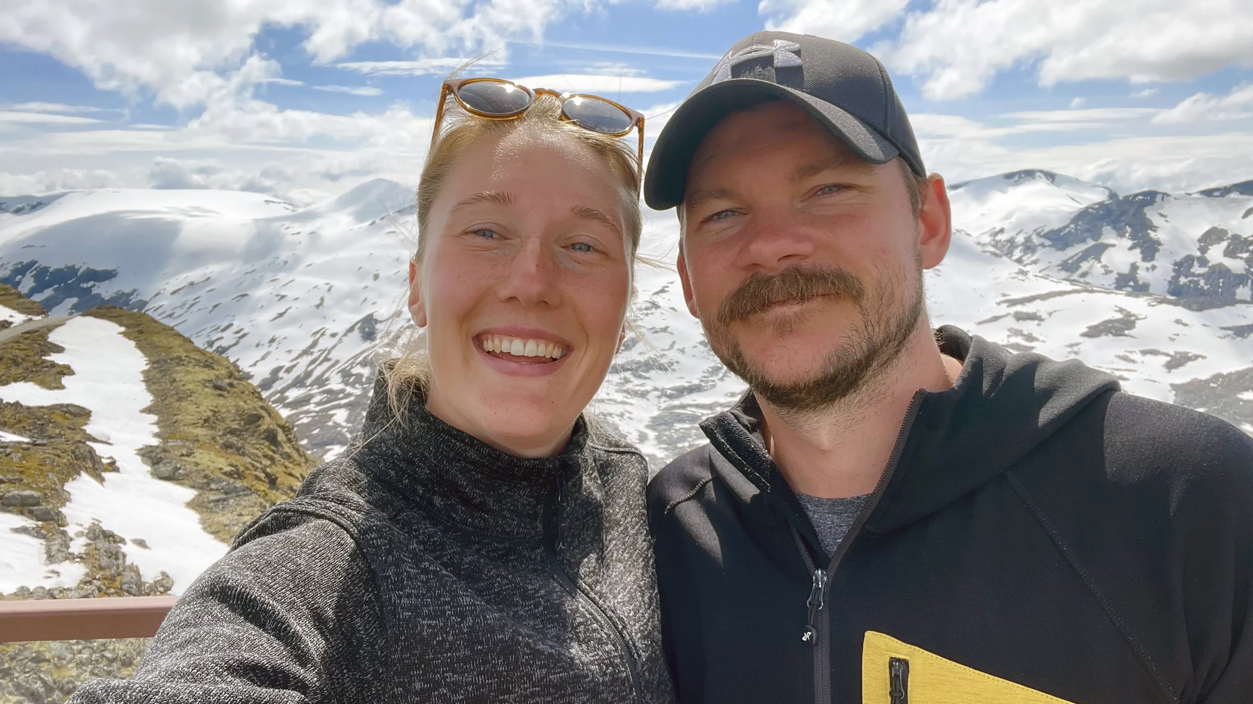 Sara och Filip uppe vid bergstoppar