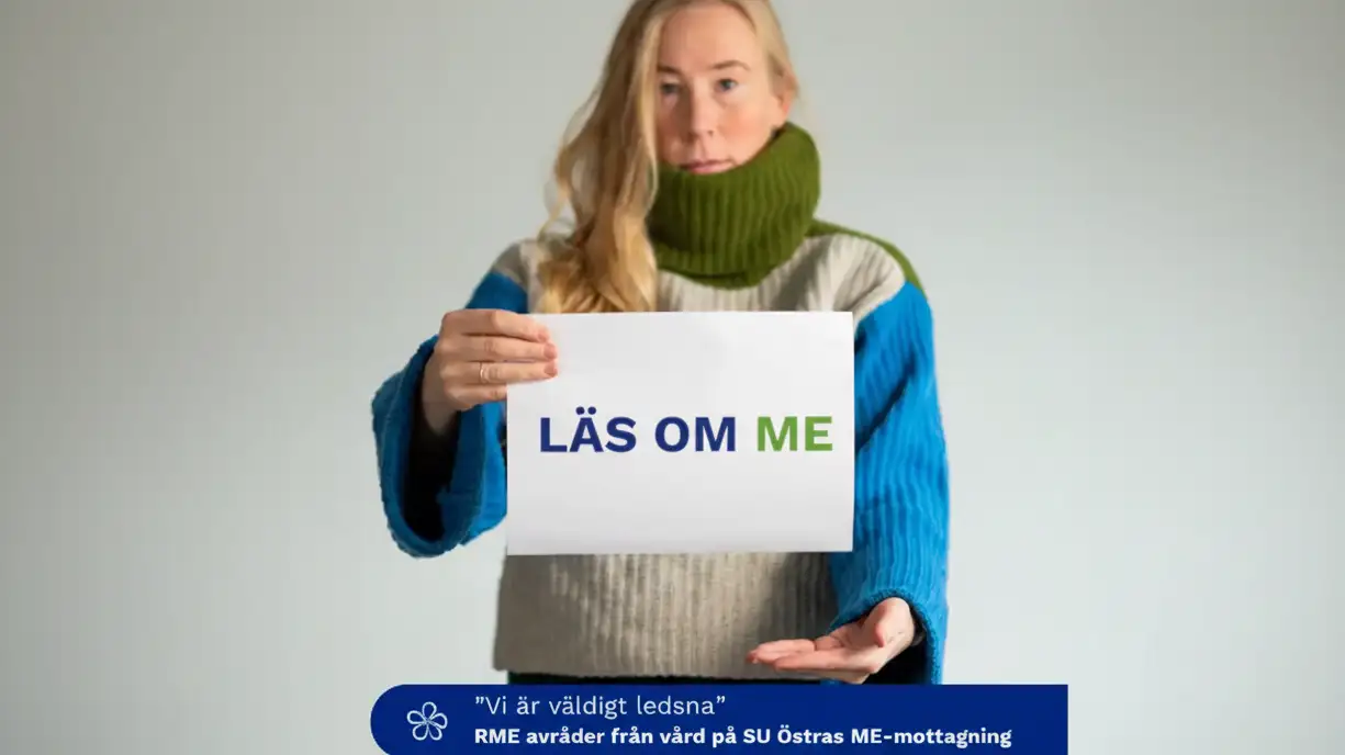 Kvinna med lapp "Läs om ME"