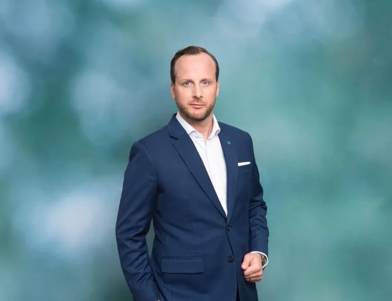 Christian Carlsson från Kristdemokraterna står framför en suddig bakgrund