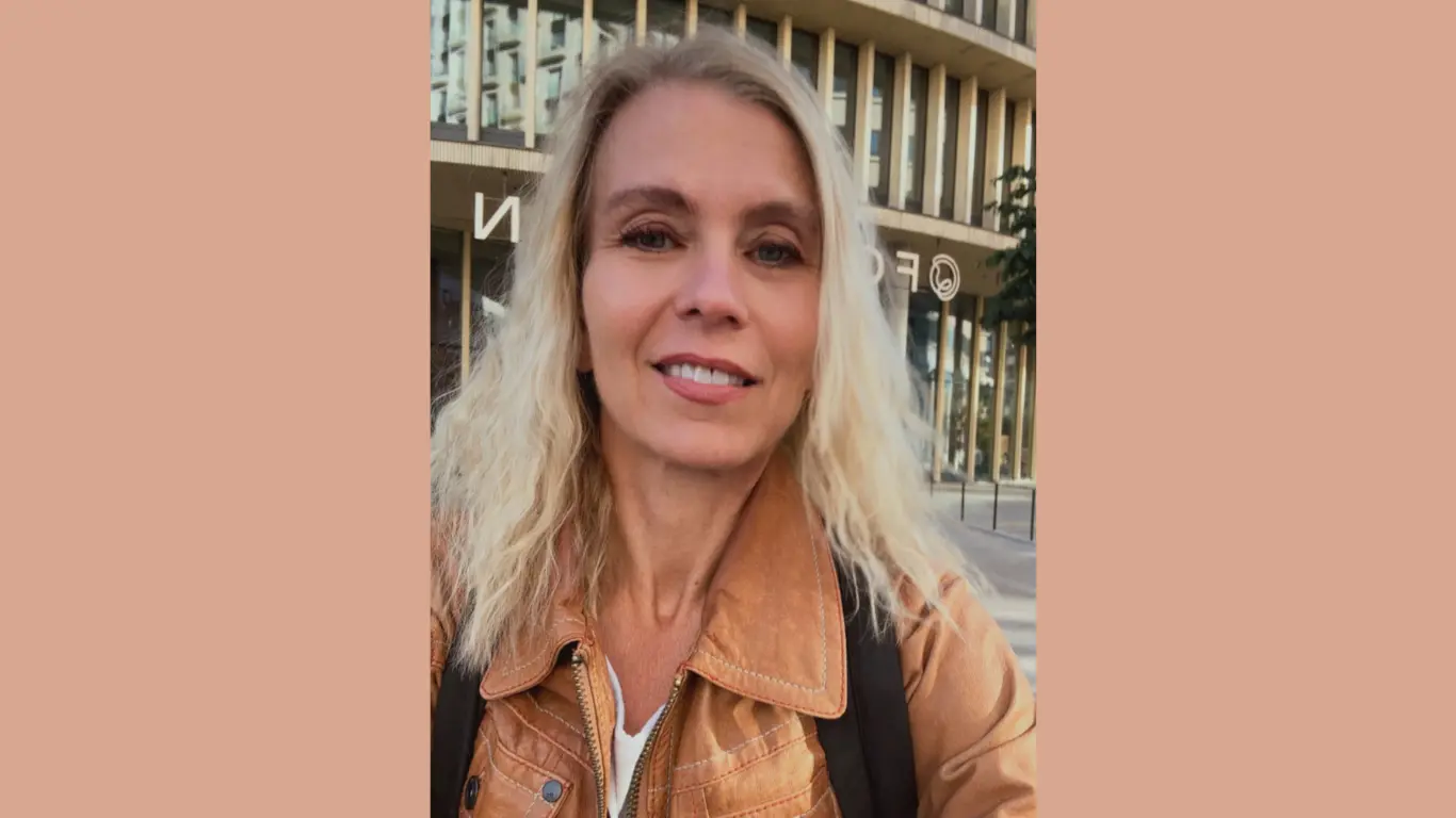 porträtt på Cecilia Tibell som ler mot kameran